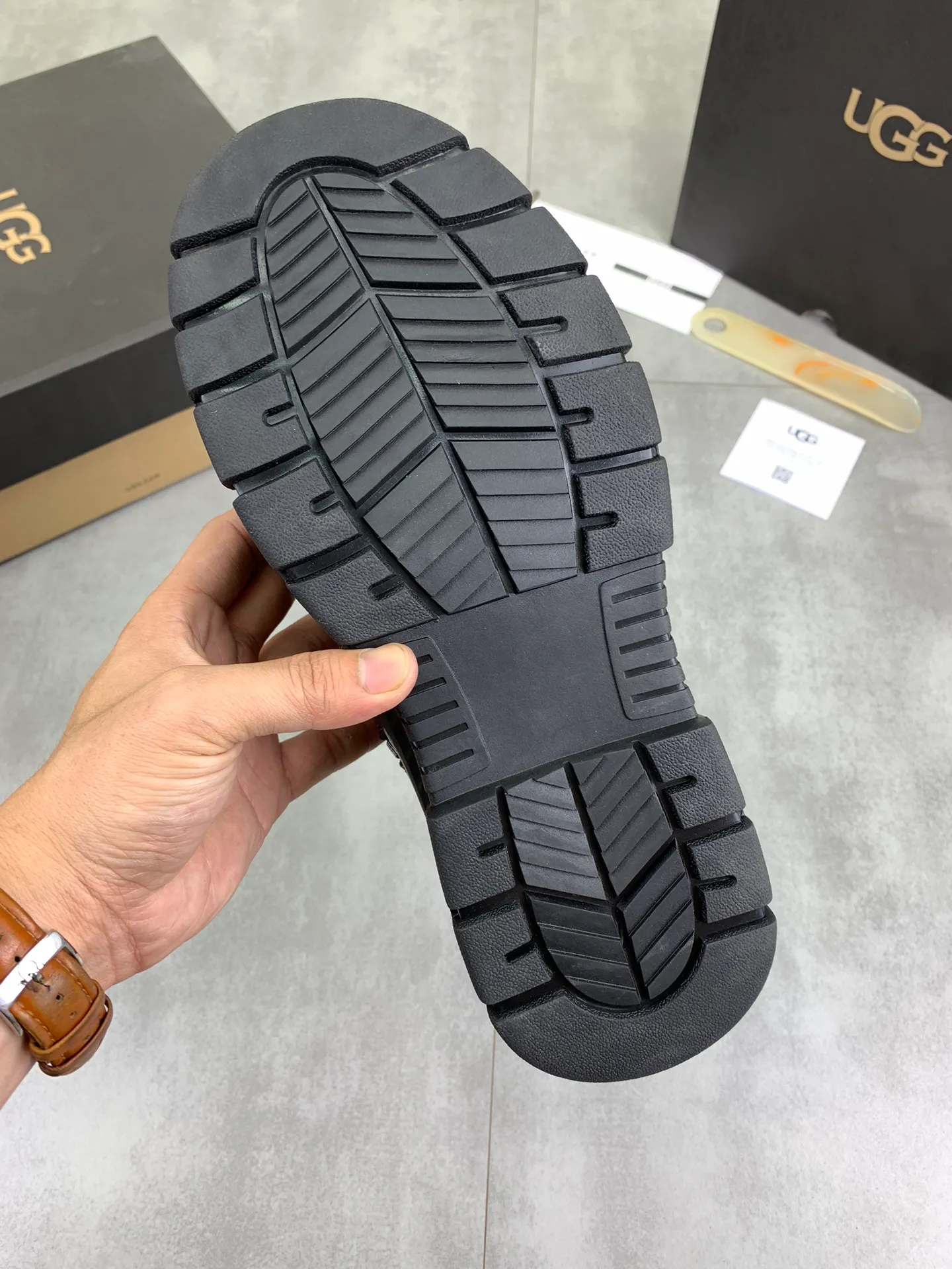 Men's Men's Shoes P620 [New Style] 💰 🆘 "Real Wool" [UGG] 👉 Popular men's shoes official website synchronization 🔰 Genuine quality [proud] is not comparable to the imitations in the general market 🌀 The upper is imported Italian frosted cowhide, and the lining: foot pad 🅰️ grade 🐑 real wool 👻 Only Grade A can show the effect The hand feels smooth and delicate 🔱The shoe shape is grand, only genuine factories can do it 🎄The perfect toughness of the original outsole 👻⬛️ can allow customers to say goodbye to one-time consumption. Real wool lining, super warm. Available in black or brown. Size: 38-44